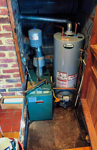 https://plumberbassendean.com.au/uploads/2025/06/hot-water-189087.jpg