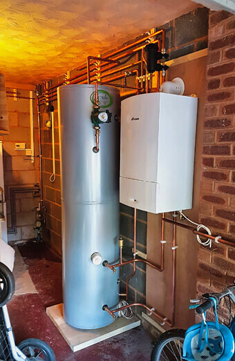 https://plumberbassendean.com.au/uploads/2025/06/hot-water-684599.jpg